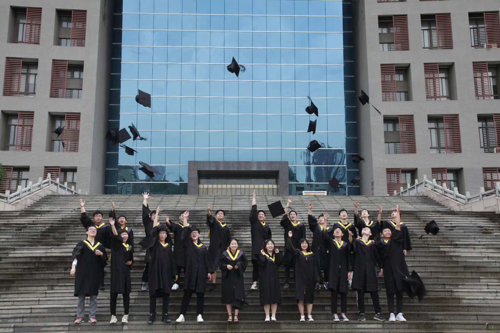 四川麻将血战到底
2020届毕业生合影