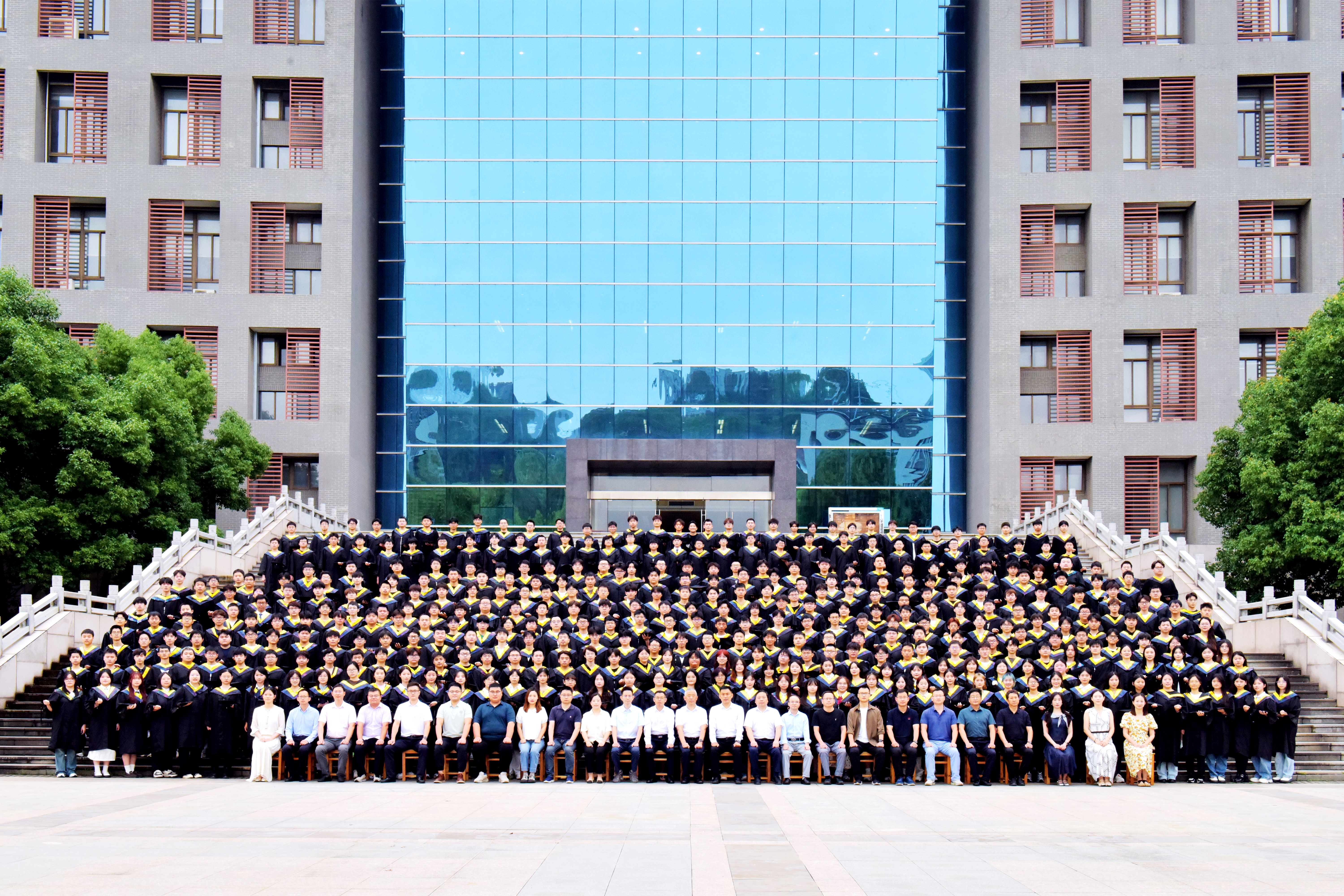 四川麻将血战到底
2025届毕业生合影